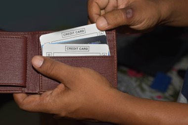 Müşteri kredi kartı konseptini kullanarak ödeme yapıyor. Demo kredi kartını kapat. Seçici odak.