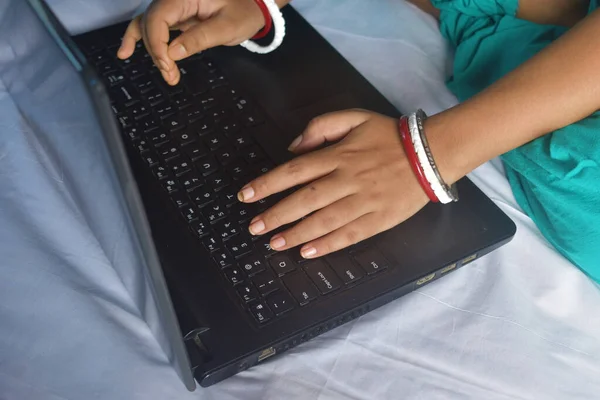 Zbliżenie Wolnego Strzelca Kobieta Biznesu Dorywczo Pracy Laptopem Zrobić Notatkę — Zdjęcie stockowe
