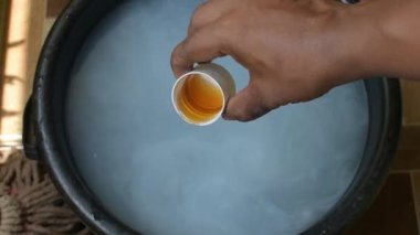 Antiseptik sıvıyı suyla karıştırıyorum. Evdeki virüsleri, bakterileri ve mikropları öldürmeye yardımcı oluyor. Coronavirus koruması. seçici odak videosu