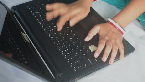 Închiderea Unei Femei Afaceri Independente Care Lucrează Ocazional Laptop Face — Videoclip de stoc