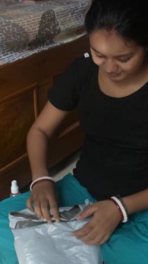 Mutlu kadın yeni elbisesiyle paketi açıyor..