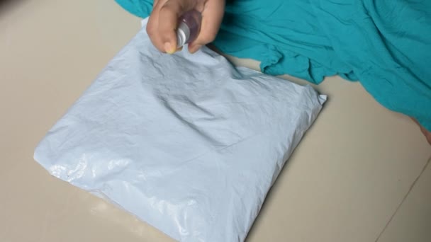 印度妇女喷洒酒精清洁剂清洁包裹后 为了防止病毒和细菌从邮寄者手中 她保护自己和家人免受病毒的侵害 女子开口包 — 图库视频影像
