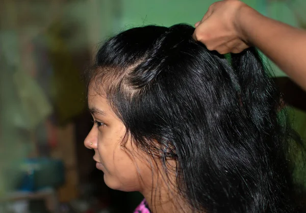 Close Indian Woman Sitting Saloon Hair Cut — Stock Photo, Image