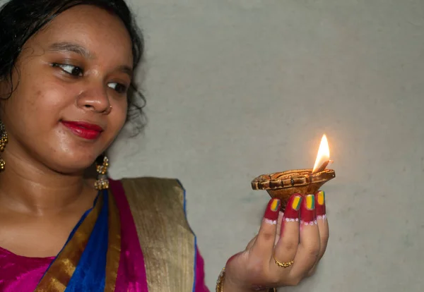 Una Mujer India Sosteniendo Diya Pradip Lámpara Aceite Festival Diwali —  Fotos de Stock