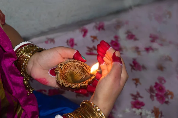 Mãos Uma Mulher Indiana Segurando Diya Pradip Lâmpada Óleo Festival — Fotografia de Stock