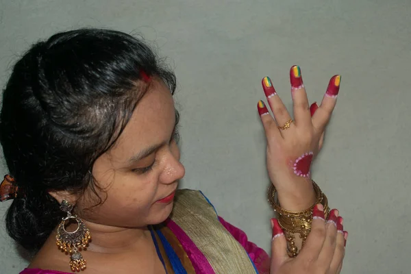 Retrato Uma Mulher Indiana Vestindo Pulseiras Mão Para Casamento Festival — Fotografia de Stock