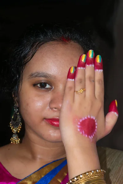 Индийская Женщина Показывает Обручальное Кольцо Закрытым Глазом Выборочный Фокус Золотом — стоковое фото