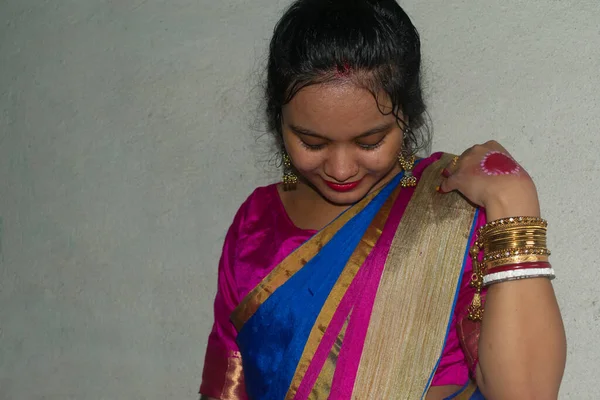 Retrato Uma Mulher Indiana Tímida Vestindo Saree Seda Tradicional Acessórios — Fotografia de Stock