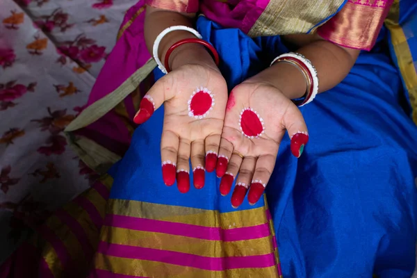 Mujer India Preparándose Con Mehendi Antes Salir Durante Celebración Del —  Fotos de Stock