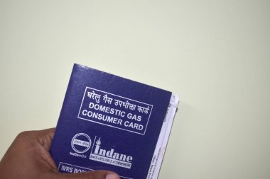 Jhargram, Hindistan; 23 Ağustos 2021: Hint Petrol 'ün yerli benzin tüketici rezervasyon kartı. Indane Gaz Kitabı. Hindistan İç Gaz Bağlantısı ve sübvansiyon Belgesi izole edildi.