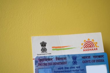 Jhargram, Batı Bengal, Hindistan; 23 Ağustos 2021: Hindistan Hükümeti tarafından kimlik kartı olarak çıkarılan Aadhaar kartı ve pan kartı.