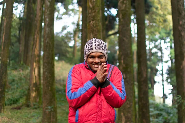 Indischer Mann Lässiger Kleidung Einer Bergstation Indien Zitternd Einem Kalten — Stockfoto