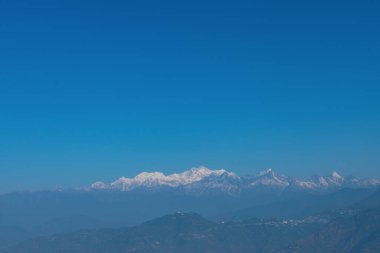 Uyuyan Buda 'nın (mt.) görkemli kar manzarası. Kanchenjunga ve ailesi açık bir kış sabahı Sandakphu 'dan görüldüler.