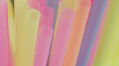 Çok renkli plastik kokteyl tüpleri, kamera hareketleri, raflara odaklanma, yakın çekim.