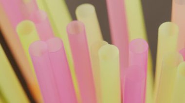 Birçok plastik renkli kokteyl tüpleri, yakın çekim, kamera hareketi, raf odaklı.