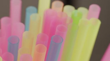 Çok renkli plastik tüplü kokteyl, yakın çekim, kamera hareketi, raf odaklı.