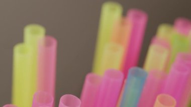 Çok renkli plastik kokteyl pipetleri, yakın çekim, kamera hareketi, raf odağı