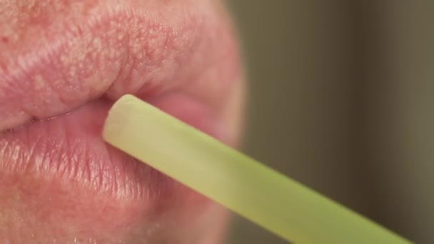 ริมฝีปากของผู้ชายที่มีฟาง ดื่มเครื่องดื่มใกล้เคียง — วีดีโอสต็อก