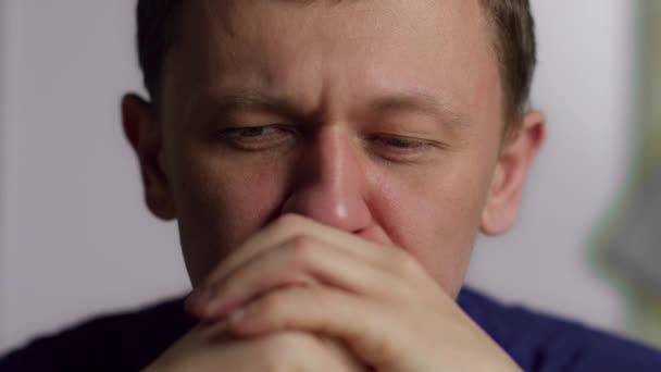 Porträt eines jungen Mannes in Depressionen aus nächster Nähe — Stockvideo