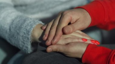 Şefkat ve destek, bir erkeğin bir kadının elini tutması, yakın plan.