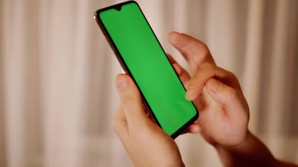 Un uomo corre il dito sullo schermo di un telefono cellulare, tasto cromato — Video Stock