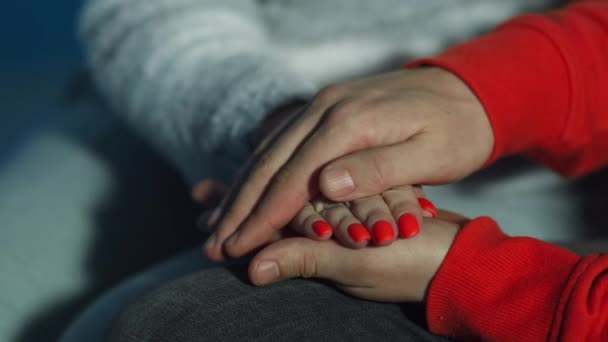 Чоловік тримає жіночу руку, крупним планом, піклуючись про кохану людину — стокове відео