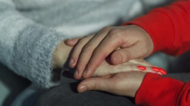 Şefkat ve destek, bir erkeğin bir kadının elini tutması, kapat.