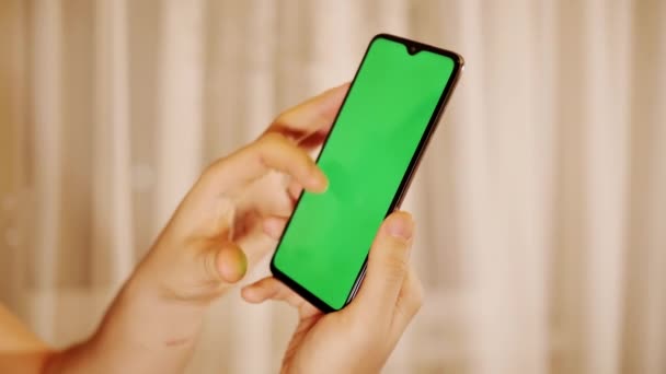 Χέρι ανθρώπου με κινητό τηλέφωνο, οθόνη αφής, κοντινό πλάνο, χρωμιωμένο κλειδί — Αρχείο Βίντεο
