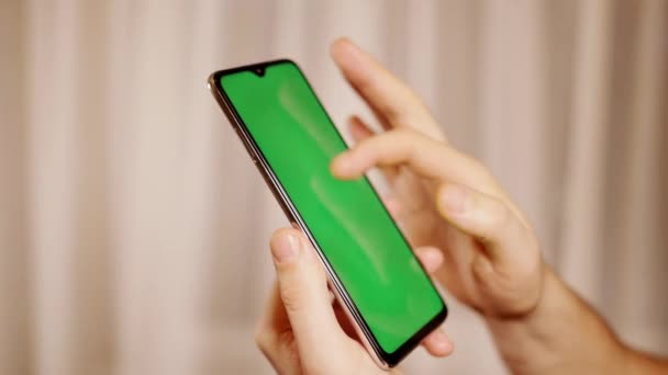 Mano di un uomo con un telefono cellulare, primo piano, chiave cromata — Video Stock