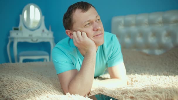 Homem atraente sonhando enquanto estava deitado na cama no início da manhã — Vídeo de Stock