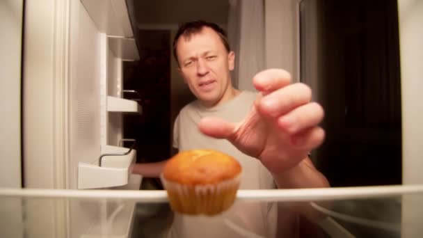 Jeune homme affamé trouve gâteaux gâtés dans le réfrigérateur la nuit — Video