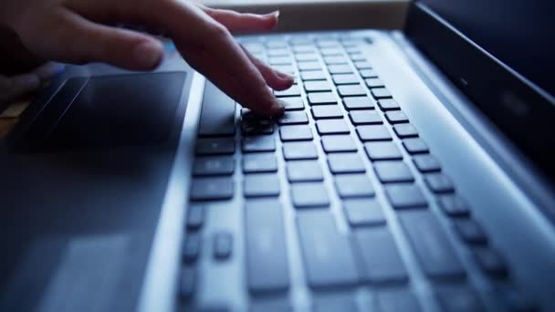 Chica adolescente aprendiendo a escribir en un teclado portátil, primer plano, enfoque en rack — Vídeos de Stock