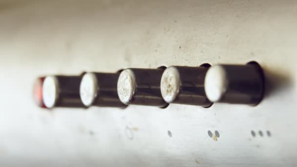Manliga fingerströmbrytare gamla smutsiga knappar, närbild — Stockvideo