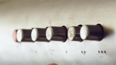 Erkek parmağı eski kirli düğmeleri değiştirip kapatıyor.