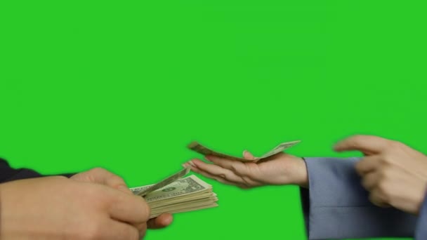 Donna estorce soldi da un uomo, primo piano, sfondo verde — Video Stock