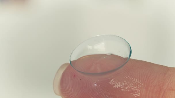 Primer plano de la lente de contacto suave rasgada en el dedo — Vídeos de Stock