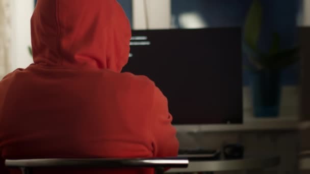 Mužský programátor pracující doma na počítači, zadní pohled — Stock video