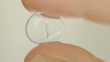 Den parmaklarındaki eski yumuşak lens yakın plan, açık arkaplan