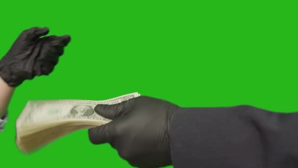 Muž v lékařských rukavicích přenáší peníze na ženu, chroma klíč — Stock video