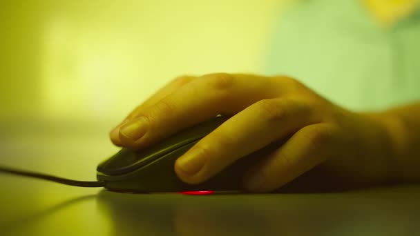 Close-up de um homem mão pressiona os botões de um mouse computador, luz da noite — Vídeo de Stock