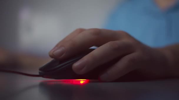 Κοντινό πλάνο ενός χεριού mans εργάζεται στο σπίτι το βράδυ, κλικ στα κουμπιά ενός ποντικιού υπολογιστή, γυρίζει έναν πάπυρο — Αρχείο Βίντεο