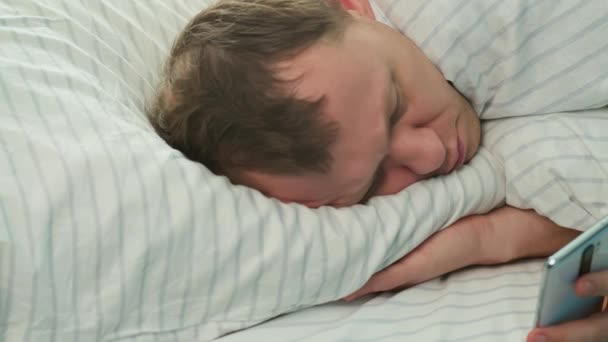 Close Man Bed Mobile Phone Head Pillow Visible Bald Patches — Αρχείο Βίντεο
