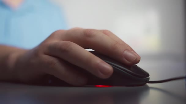 Крупним планом рука чоловіка, що працює на комп'ютері через комп'ютерну мишу, вечірнє світло — стокове відео