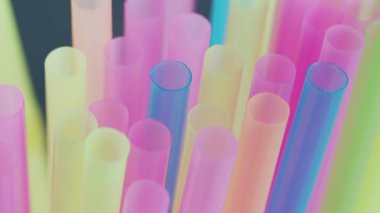 Birçok renkli plastik tüpler, yakın plan.