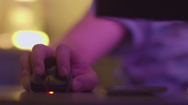 Adamın biri cep telefonuna cevap veriyor. Bilgisayarda çalışıyor. Mikrofon takıyor.
