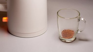 Kaynar su bir çaydanlıktan kahve bardağına dökülür.