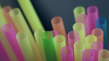 Plastik kokteyl ruloları, kamera hareketleri, yakın plan, karanlık arka plan.