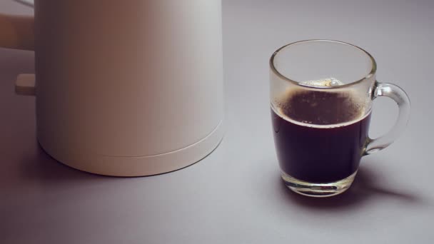 Crema Viene Versata Una Tazza Caffè Bollitore Elettrico Sul Tavolo — Video Stock