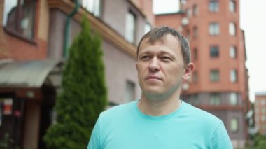 Şehirde dolaşan genç bir adamın portresi, kamera izleme.