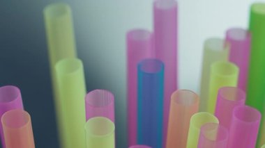 Çok renkli plastik kokteyl pipetleri, yakın plan, kamera hareketi